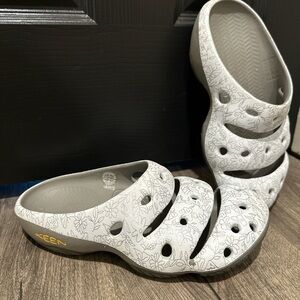 Keen White and Gray Floral Slip-On Clogs